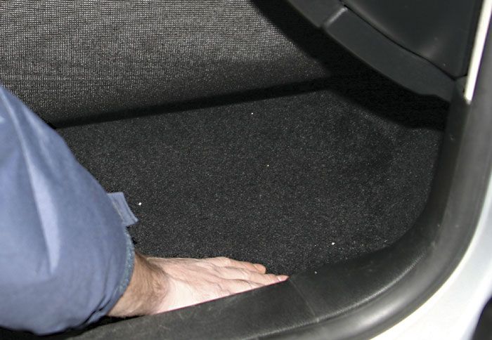 Ακουμπήστε την παλάμη σας κάτω από τα πατάκια του αυτοκινήτου, για να διαπιστώσετε αν υπάρχει πρόβλημα στεγανότητας.